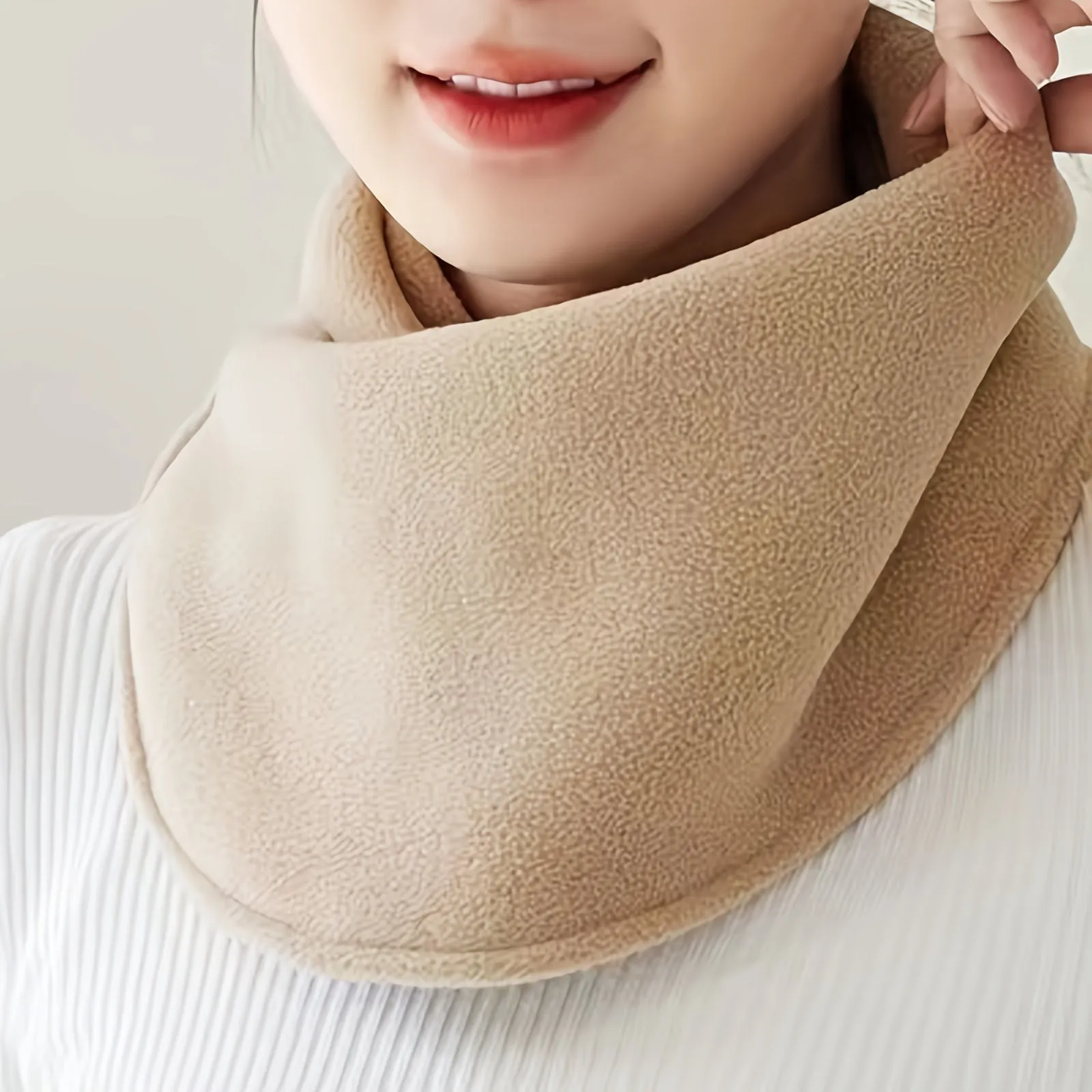 Elegant Windproof Neck Warmer: Chic Knit, Velvet-Lined for Ultimate Warmth & Style on Winter Nights